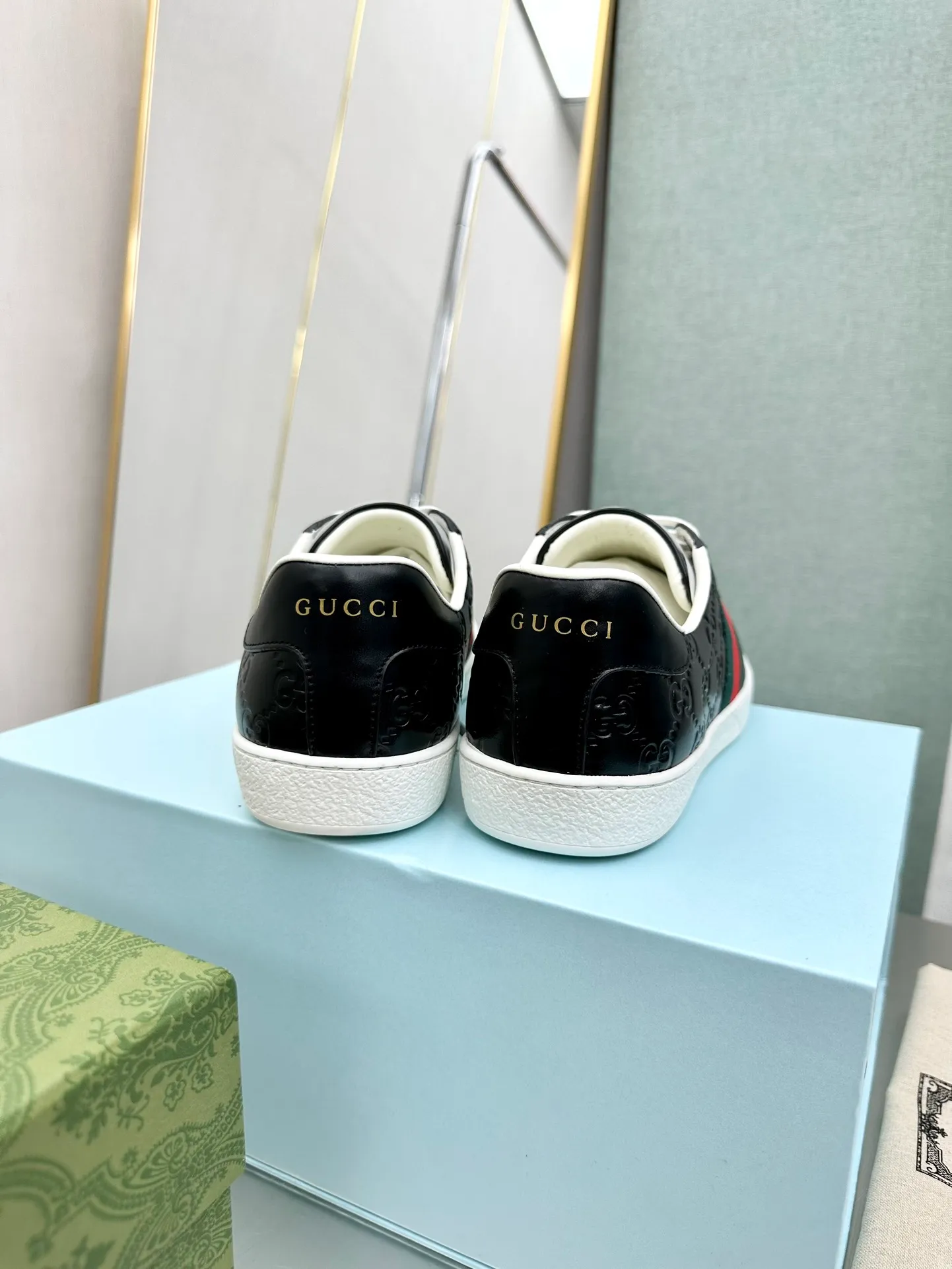 👟👟Ex-factory price 540👟👟 Men's size +10 Top version: Gucci G family classic Ace series Embroidery Little Bee White Shoes Couple Style Ribbon Love Casual Sports Shoes Sneakers Original Purchase Development Production This brand's classic low-top sports shoes interweave golden embroidered bees with red and green webbing. The bee is a classic element of the brand. It appeared in the Gucci ready-to-wear series in the 1970s. Exquisite packaging at the delivery counter🛍📦 ▪️Fabrics: Original custom imported first-layer cowhide ▪️Foots: Original custom cowhide lining ▪️Sole: Original open-molded rubber non-slip material ▪️Sole thickness: 2.5CM ▪️Size: Women's 34-41 (customized 34/41) ▪️Size: Men's 38-46 (38/46 customized)